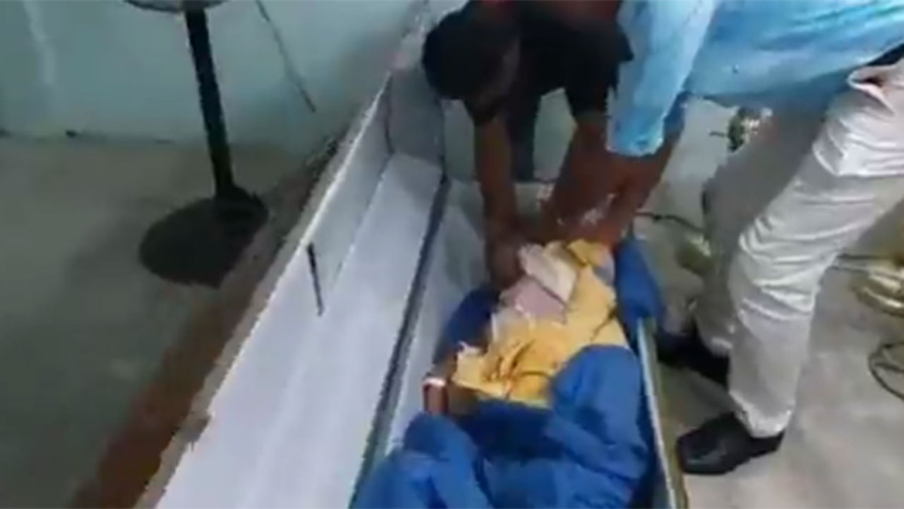 Imagem ilustrativa da notícia Vídeo apavorante: idosa acorda no caixão em seu velório