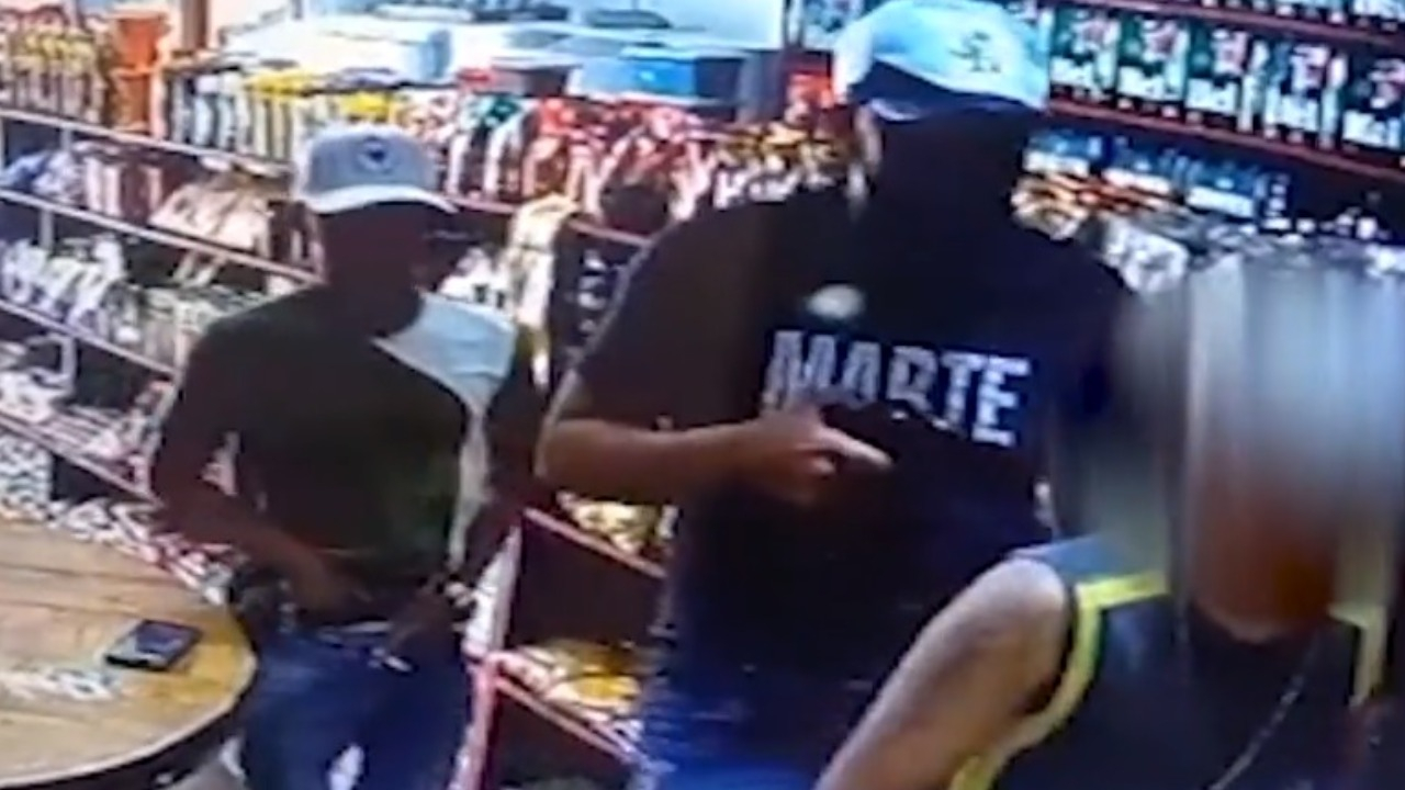 Imagem ilustrativa da notícia Vídeo: suspeitos assaltam loja de roupas em conveniência 