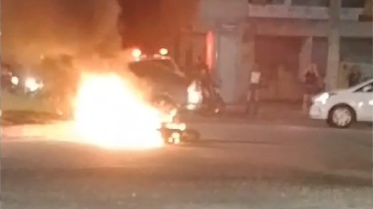 Imagem ilustrativa da notícia Vídeo: motocicleta pega fogo na rotatória do Tapanã