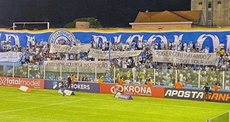 Imagem ilustrativa da notícia Torcida do Paysandu protesta contra valores de ingressos