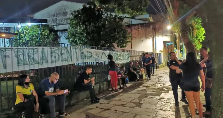 Imagem ilustrativa da notícia Torcedores protestam em frente à sede social do Remo