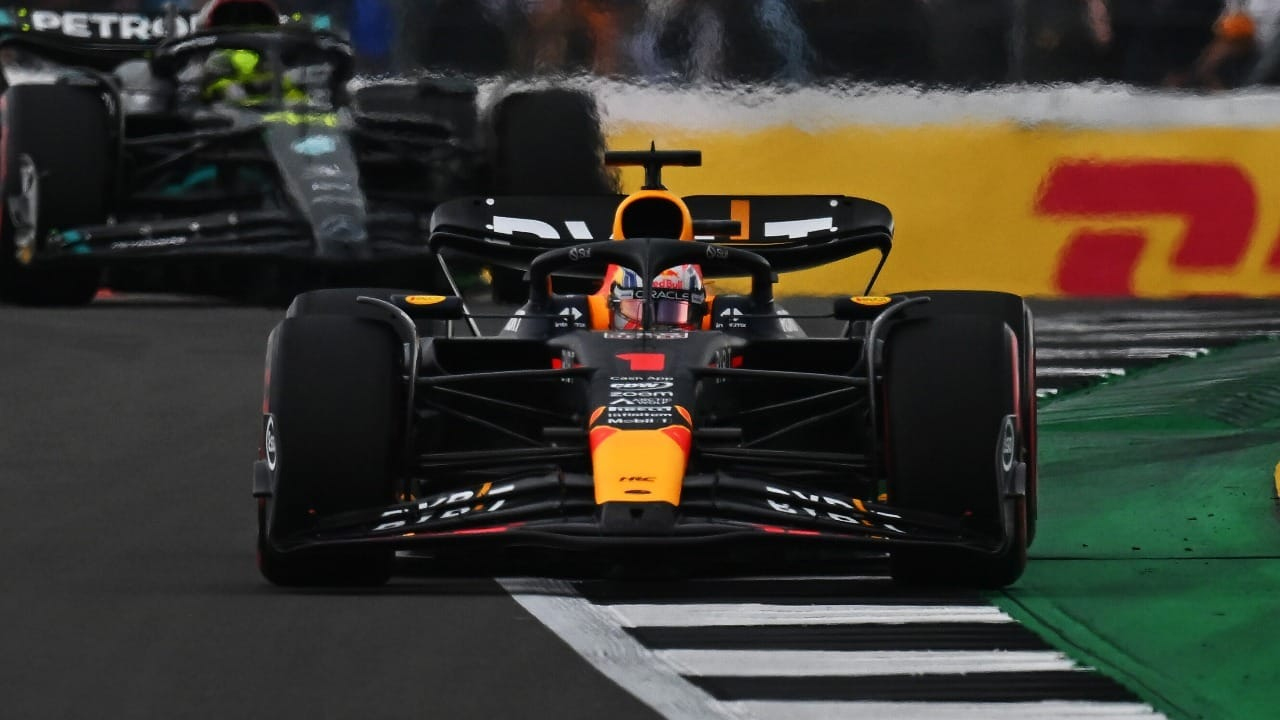 Imagem ilustrativa da notícia Max Verstappen ignora chuva e é pole do GP da Inglaterra