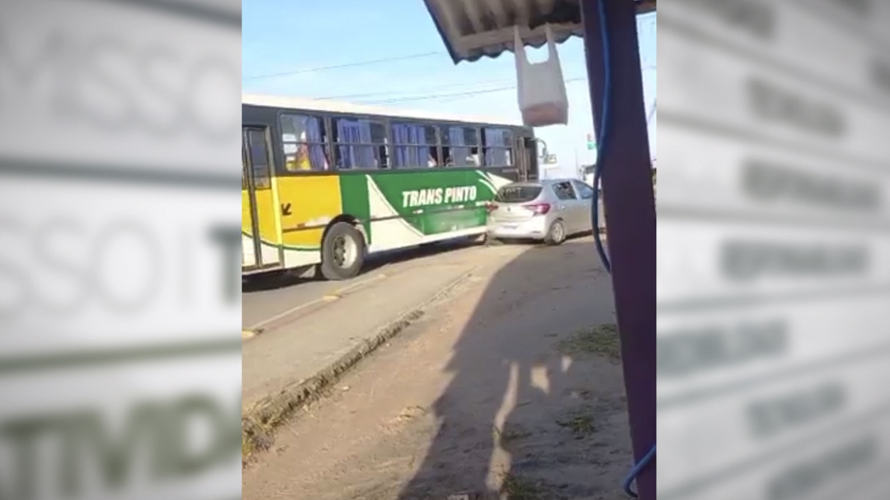 Imagem ilustrativa da notícia Vídeo: Motorista joga ônibus em cima de carro de passeio 