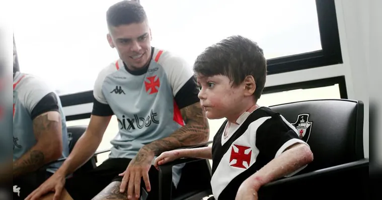 Imagem ilustrativa da notícia Criança que ficou em coma visita jogadores do Vasco