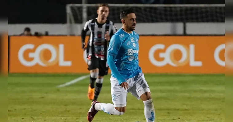Imagem ilustrativa da notícia Meia Robinho mostra condição de garçom no Paysandu