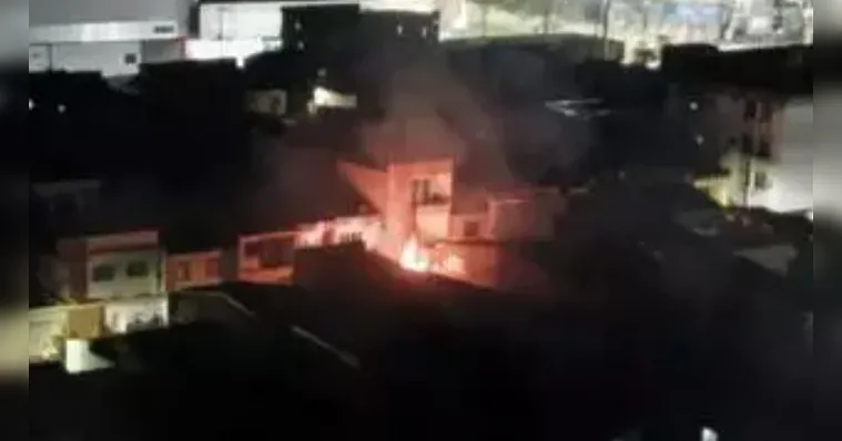 Imagem ilustrativa da notícia Poste de energia pega fogo e assusta moradores na Pedreira