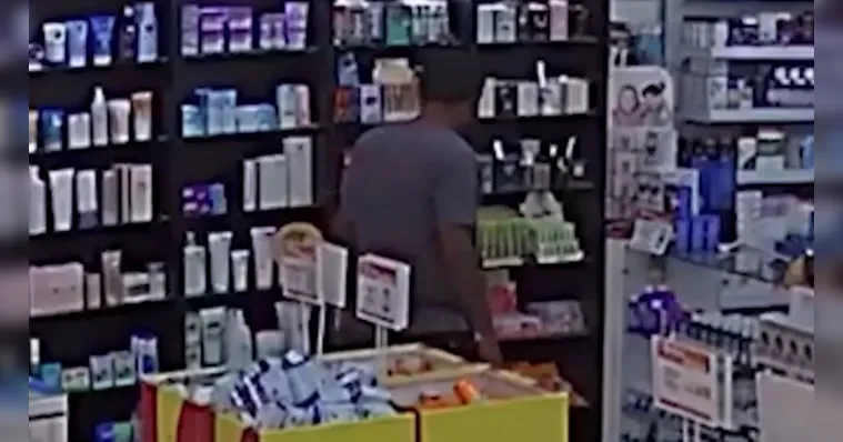 Imagem ilustrativa da notícia Vídeo: homem rouba perfumaria de farmácia em Parauapebas
