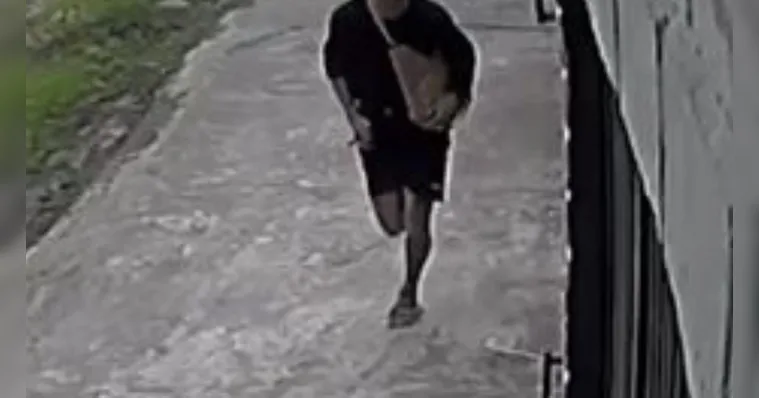 Imagem ilustrativa da notícia Vídeo: suspeito foge ao furtar casa na Cidade Nova VI