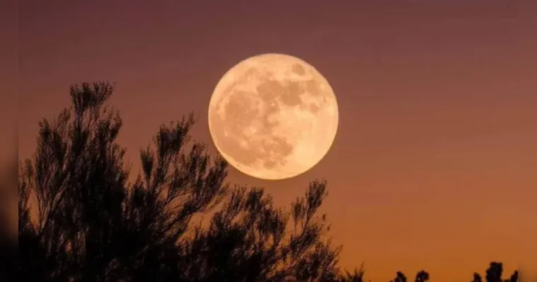 Imagem ilustrativa da notícia Superlua ou super chuva? Toró em Belém atrapalha fenômeno
