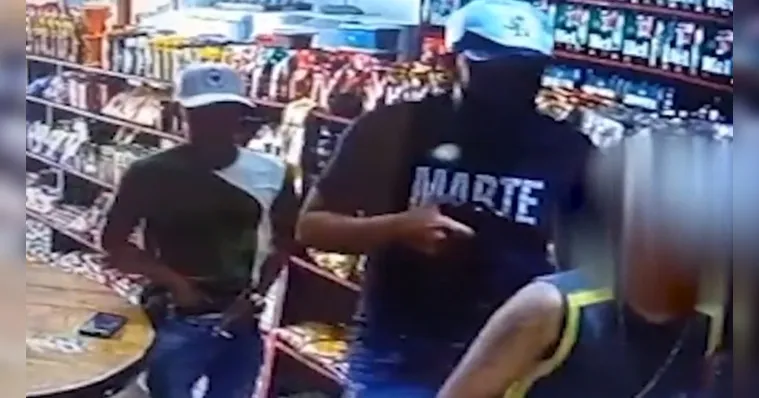 Imagem ilustrativa da notícia Vídeo: suspeitos assaltam loja de roupas em conveniência 