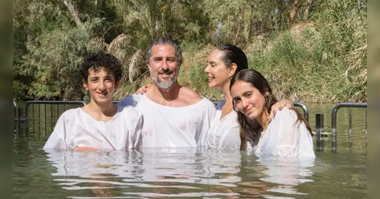 Imagem ilustrativa da notícia Fé: Marcos Mion e família são batizados no Rio Jordão