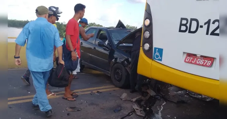 Imagem ilustrativa da notícia Acidente entre ônibus e carro interdita a ponte do Outeiro