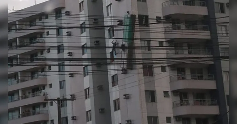 Imagem ilustrativa da notícia Vídeo: andaime cai e trabalhadores ficam pendurados
