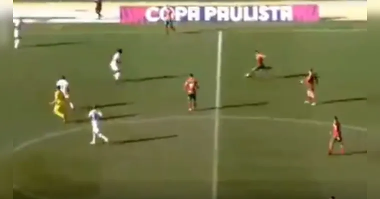 Imagem ilustrativa da notícia Vídeo: jogador da Portuguesa faz golaço do meio de campo