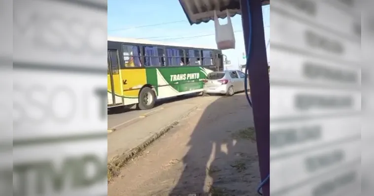 Imagem ilustrativa da notícia Vídeo: Motorista joga ônibus em cima de carro de passeio 