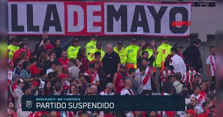 Imagem ilustrativa da notícia Jogo do River Plate é suspenso por morte de torcedor