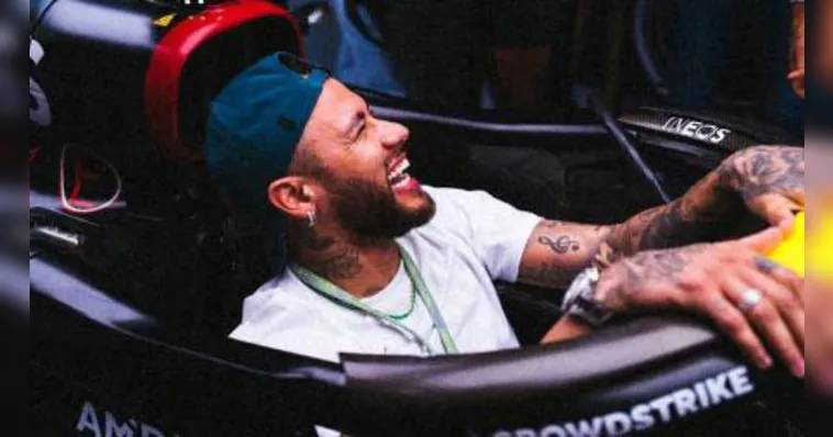 Imagem ilustrativa da notícia Neymar 'tieta' pilotos da F1 e entra no carro de Hamilton