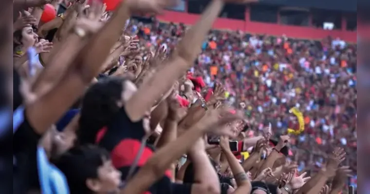 Imagem ilustrativa da notícia Torcedoras do Sport assistem a jogo de sutiã; entenda!