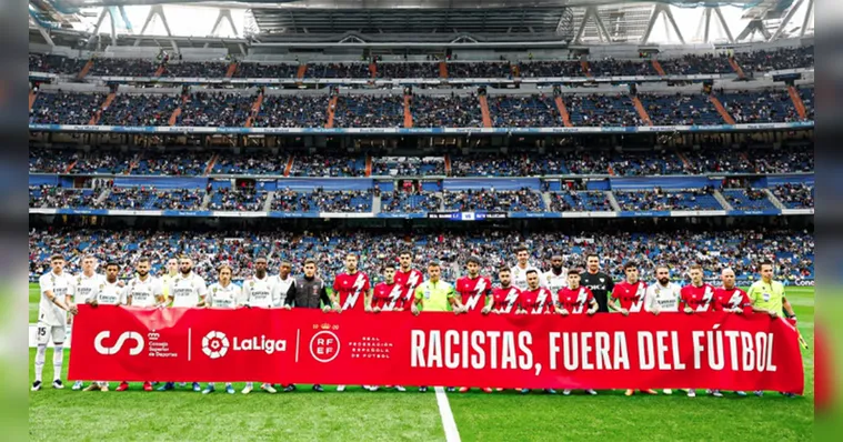 Imagem ilustrativa da notícia Torcida e Real Madrid mostram apoio a Vinicius Junior