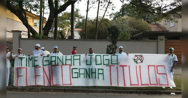 Imagem ilustrativa da notícia Mancha Alviverde protesta e ironiza avião de Leila Pereira