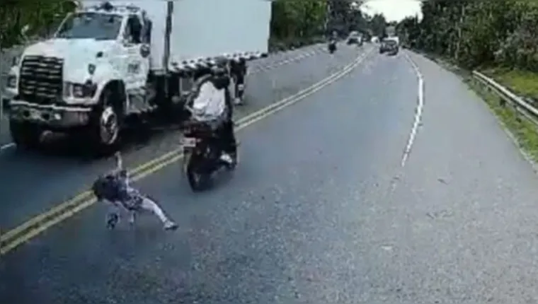 Imagem ilustrativa da notícia Chocante: criança é atropelada por duas motos e sobrevive