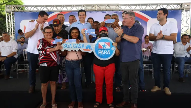 Imagem ilustrativa da notícia Helder entrega cheques para construções de casas em Colares