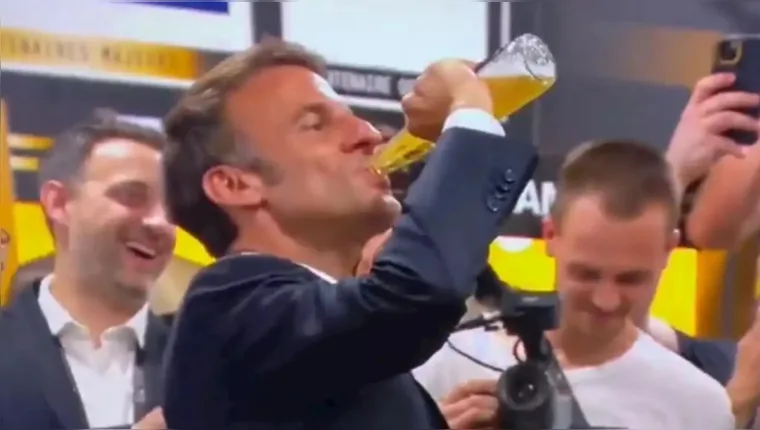 Imagem ilustrativa da notícia Vídeo: Macron ‘vira’ cerveja e gera polêmica na França