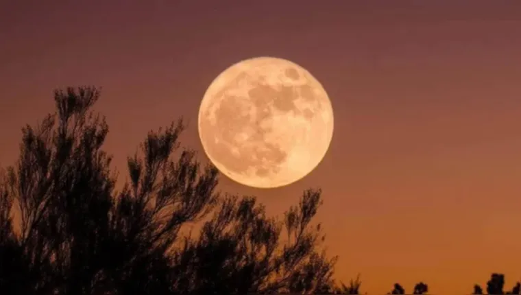 Imagem ilustrativa da notícia Superlua ou super chuva? Toró em Belém atrapalha fenômeno