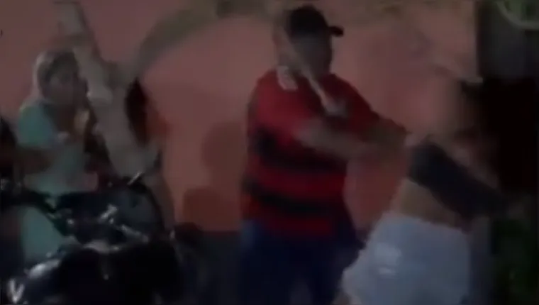 Imagem ilustrativa da notícia Vídeo: homem agride mulher na frente de delegada em Bagre