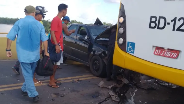 Imagem ilustrativa da notícia Acidente entre ônibus e carro interdita a ponte do Outeiro