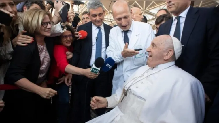 Imagem ilustrativa da notícia Papa Francisco recebe alta após cirurgia: "ainda vivo"