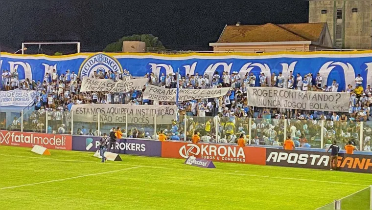 Imagem ilustrativa da notícia Torcida do Paysandu protesta contra valores de ingressos