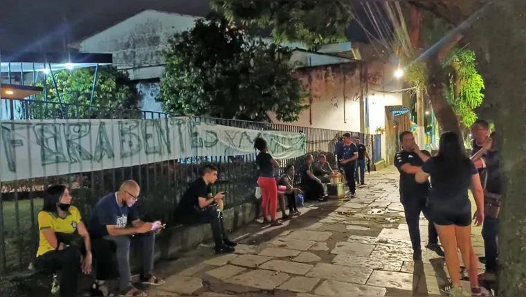 Imagem ilustrativa da notícia Torcedores protestam em frente à sede social do Remo