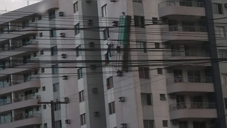 Imagem ilustrativa da notícia Vídeo: andaime cai e trabalhadores ficam pendurados