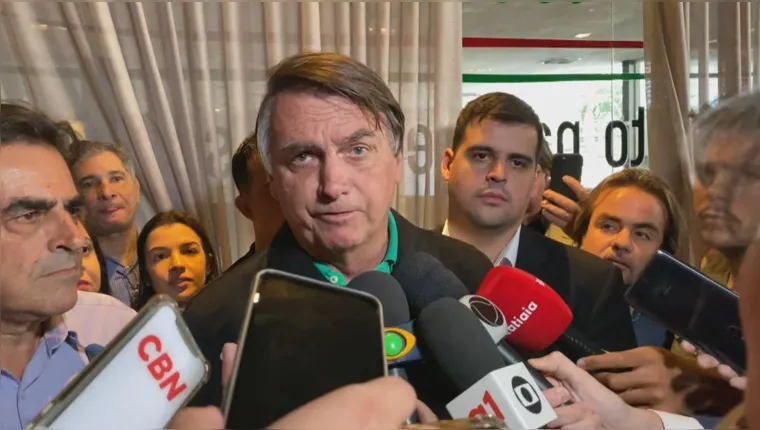 Imagem ilustrativa da notícia Bolsonaro afirma que levou 2ª facada: "hoje foi nas costas"