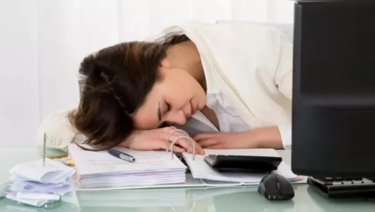 Imagem ilustrativa da notícia Dormir no trabalho gera demissão por justa causa? Descubra!