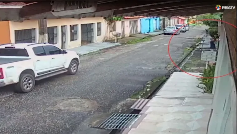 Imagem ilustrativa da notícia Vídeo: ladrão invade residência no Tapanã e rouba notebook
