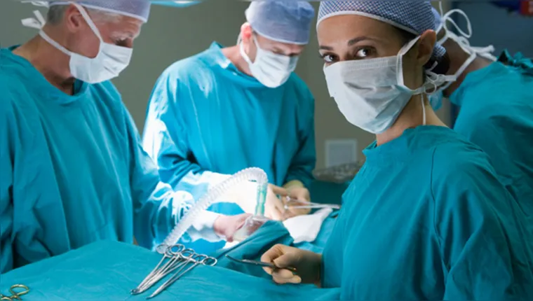 Imagem ilustrativa da notícia Por que os médicos usam roupas verdes ou azuis na cirurgia?