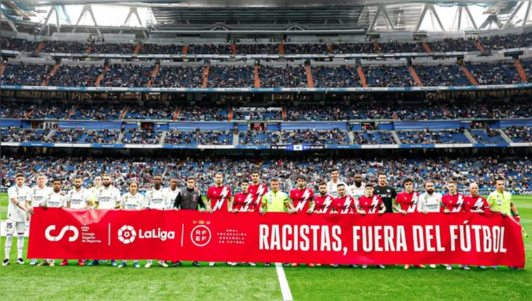 Imagem ilustrativa da notícia Torcida e Real Madrid mostram apoio a Vinicius Junior