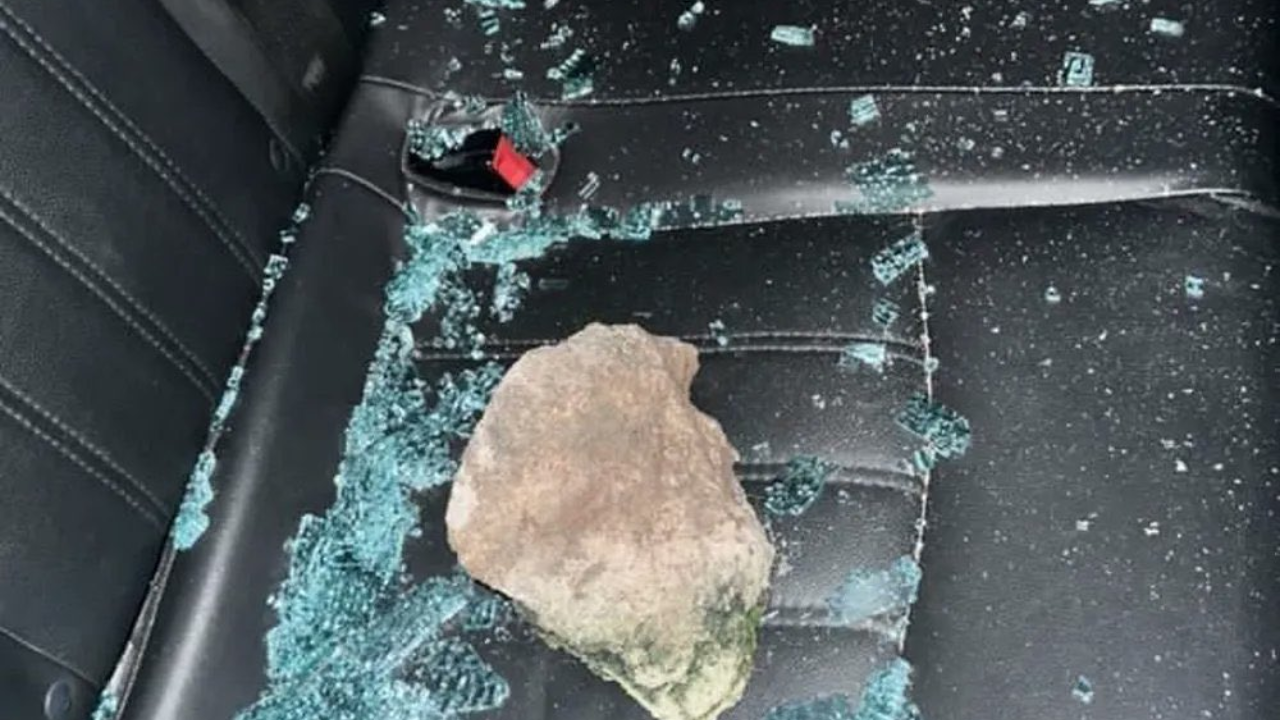 Meia Thonny Anderson teve o carro atingido por esta pedra arremessada