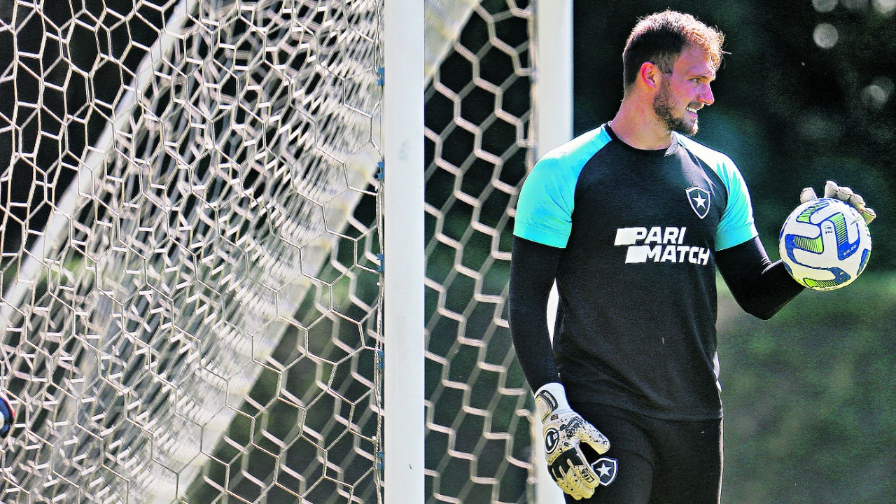 Lucas Perri promete empenho para fechar o gol mais uma vez e manter o Botafogo como a melhor defesa do campeonato