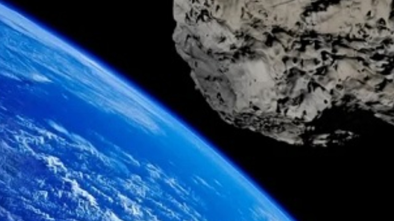 Un asteroide peligrosamente cerca de la Tierra el lunes (12)