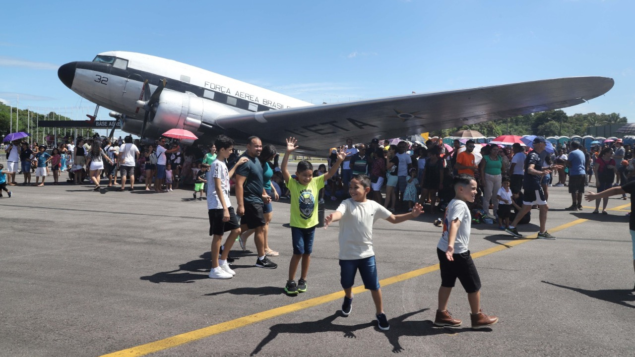 Evento de aviação reúne centenas de famílias em Belém