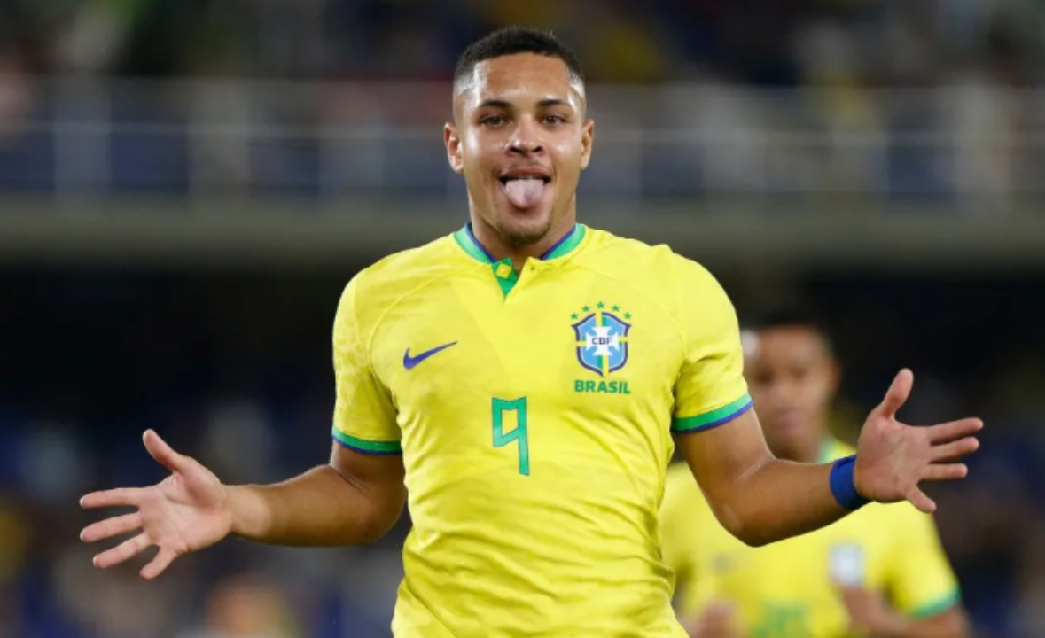 Vitor Roque é jogador do Barcelona