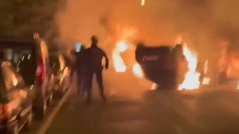 Carros incendiados em protestos nas ruas de Paris