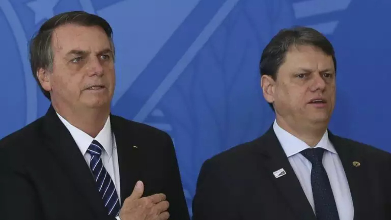 Vídeo em que Bolsonaro interrompe e diverge de Tarcísio de Freitas sobre a votação da reforma tributária repercutiu nas redes sociais
