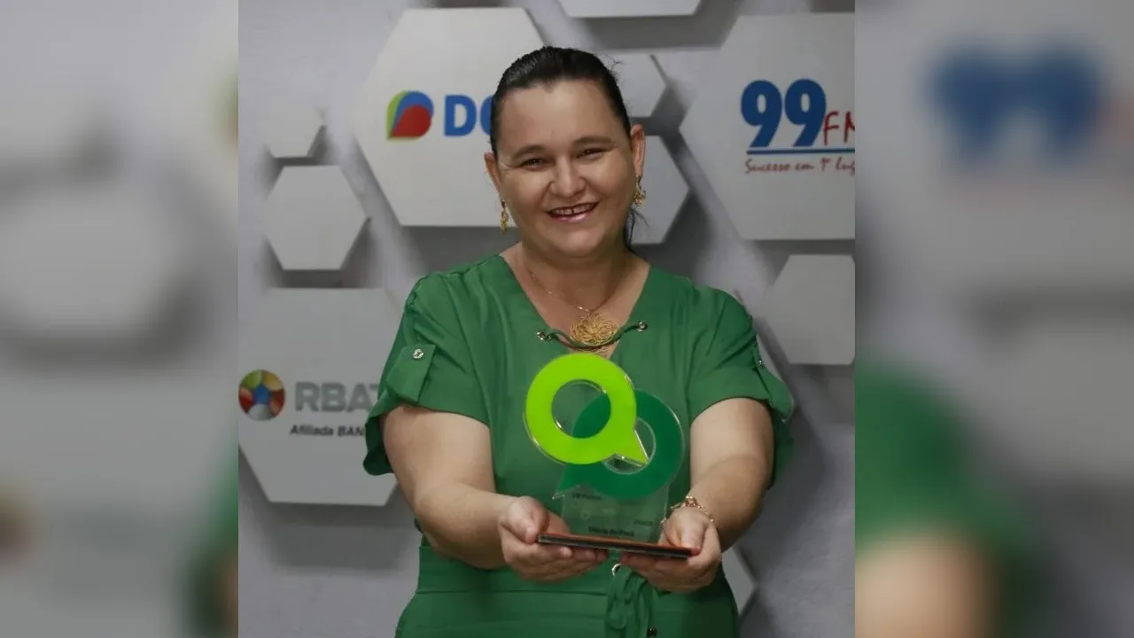 Sarah Lorena Faes Brogni, do Sitio da Ascurra recebe o troféu, sendo ganhador na Categoria Cacau da 8ª Edição do Prêmio Agropará.