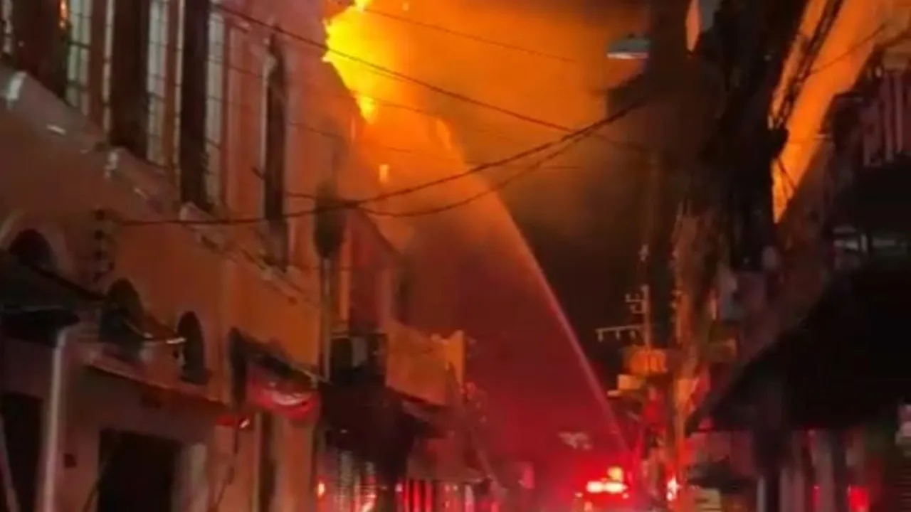 O fogo atingiu uma loja de moda íntima na rua 7 de Setembro esquina com rua 13 de Maio e se lastrou para outro estabelecimento comercial.
