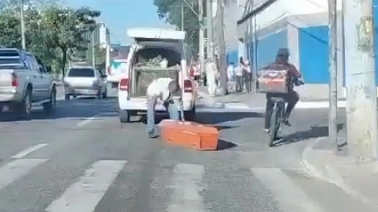 Caixão caiu e ficou no meio da rua.