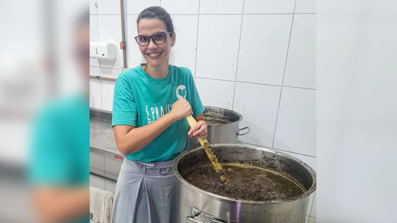 Dani Martins já com a mão na massa (ou maniçoba)
